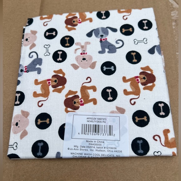 FAT QUARTER dog fabric cotton print puppy bone - Picture 2 of 2
